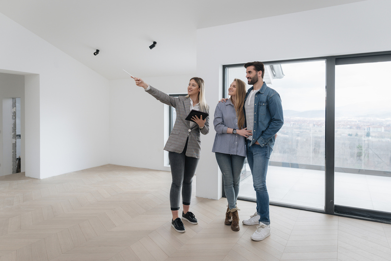 Case in vendita - Agente immobiliare che mostra un appartamento
